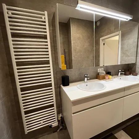 With Beautiful View, Private Parking And Two Large Terraces オステンド